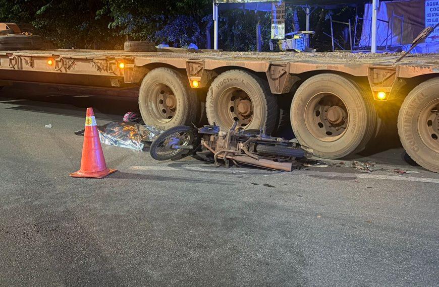 GRAVE ACIDENTE - Motociclista morre após colidir com veículo, cair na pista e ser esmagado por caminhão em MT; vídeo