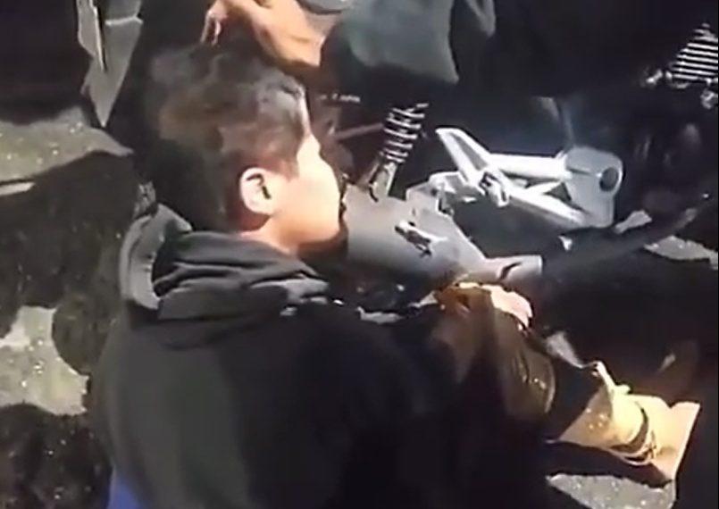 Jovem acaba castigado violentamente por facção após fazer ‘randandan’ perto da ‘boca’ de fumo; assista