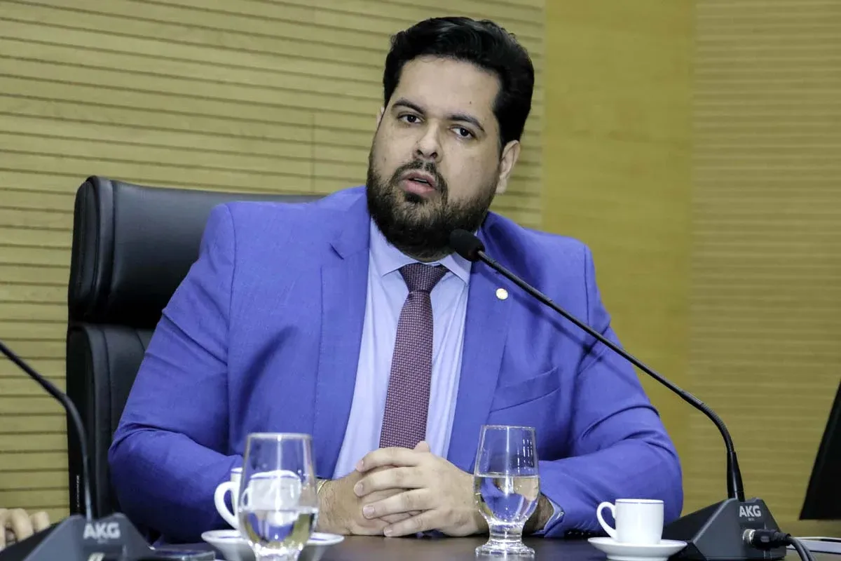 Parceria Prefeitura de Nova Brasilândia recebe caminhonete com recursos de emenda do deputado Jean Oliveira