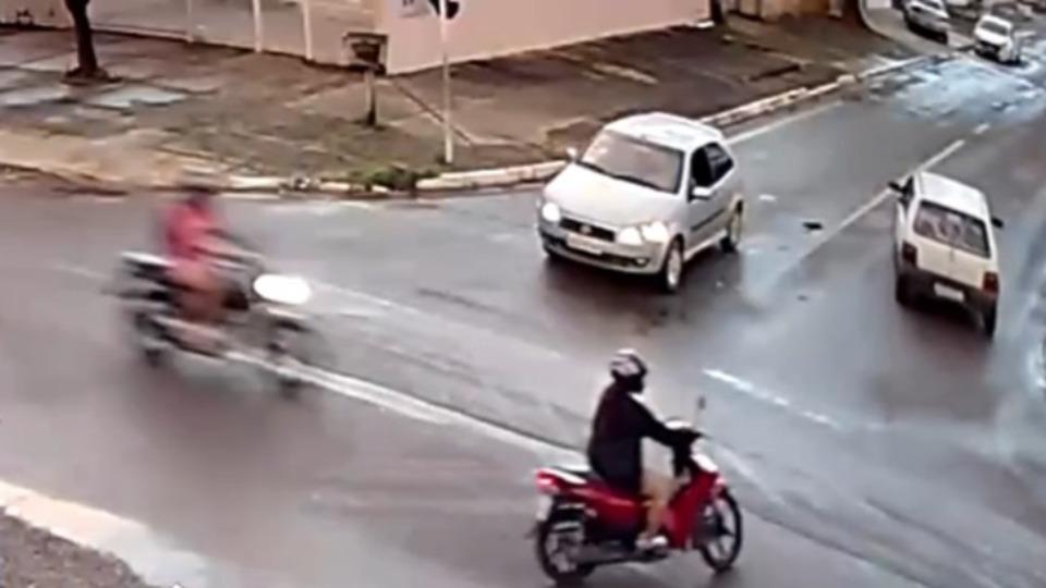 Plantão de Polícia -  Falta de atenção resulta em choque entre motocicletas