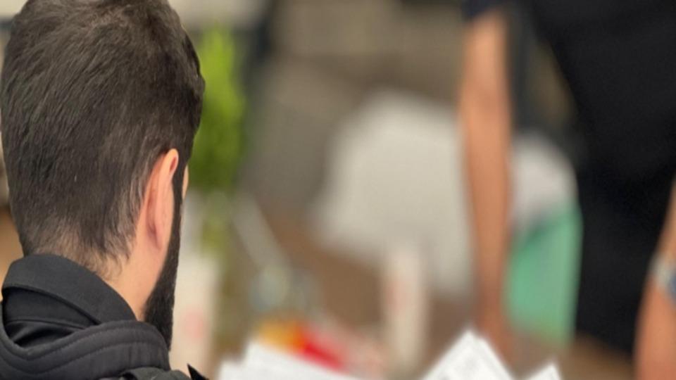 Plantão de Polícia - Homem é atacado a facadas por desconhecido em bar