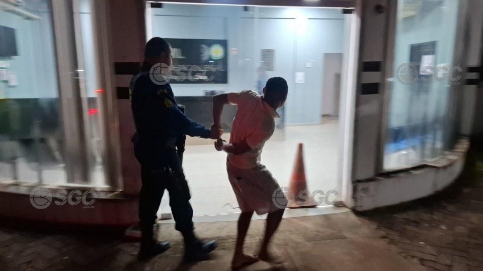Plantão de Polícia -  VÍDEO: Integrante de facção procurado por homicídio é preso em beco na Zona Sul