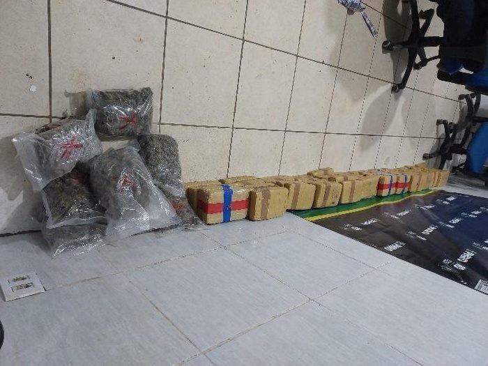 Polícia - Foragido tenta fugir com drogas, reage armado e acaba baleado pela polícia