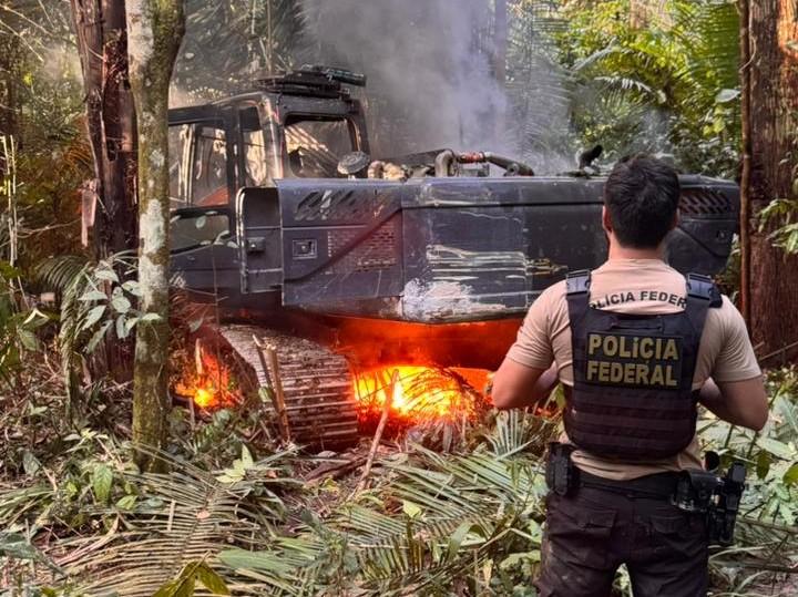 Polícia -  Máquinas e veículos de garimpo ilegal são destruídos durante operação federal
