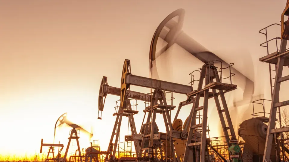 Preços do petróleo devem seguir em alta volatilidade mesmo com reabertura de estreito de Hormuz
