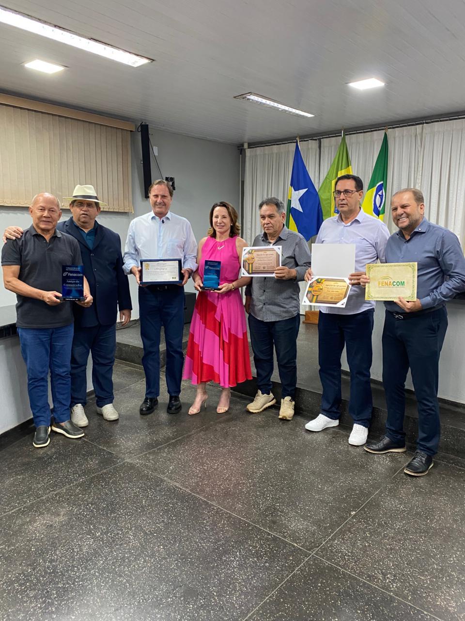 Prefeito Aldo Júlio é homenageado durante entrega do Troféu Fenacom em Rolim de Moura
