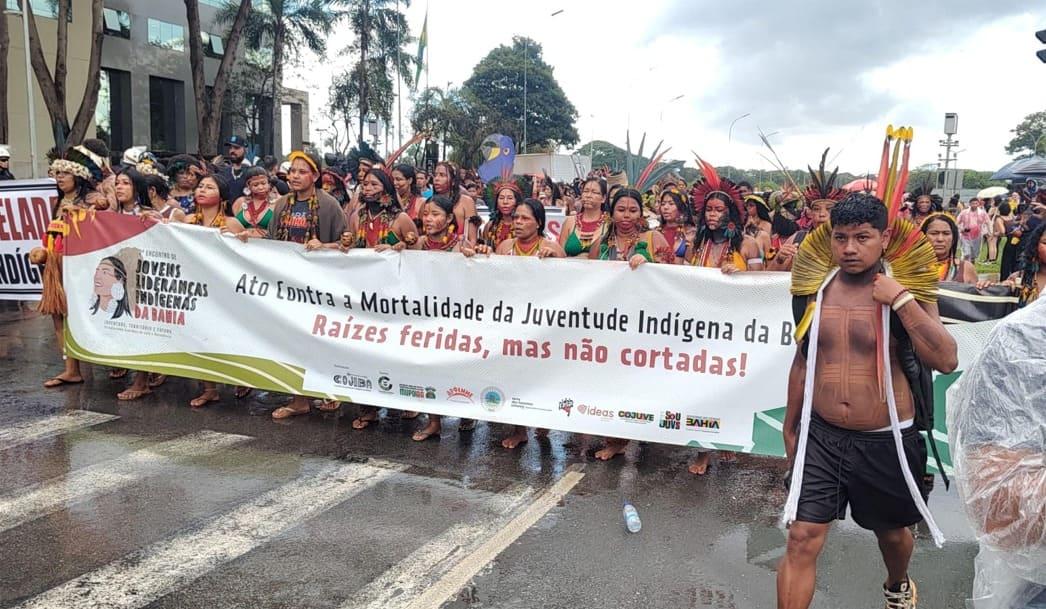 Veja vídeo - Indígenas ocupam a Esplanada e cobram o governo Lula: ‘Precisa ajudar o nosso povo’