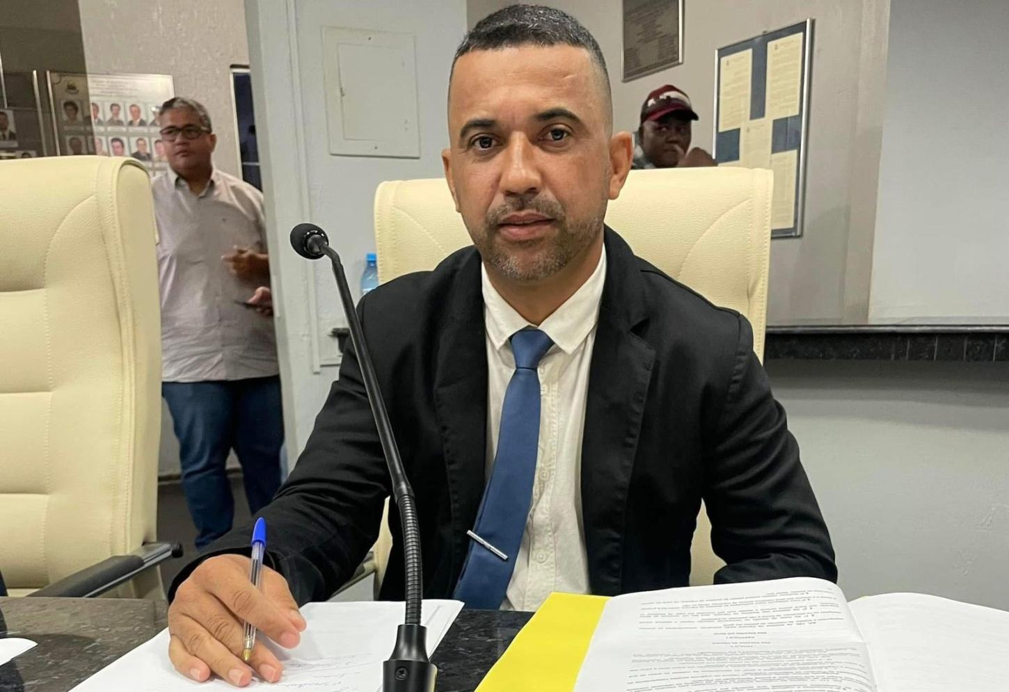 Vereador Edilson solicita faixa de pedestre em frente a Escola Nilson Silva e serviço de recuperação de ruas no bairro Boa Esperança