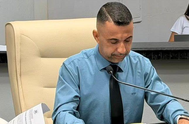 Vereador Edilson solicita recuperação do estacionamento em frente à escola Menino Jesus e abertura de um trecho no canteiro central da Avenida Aracaju