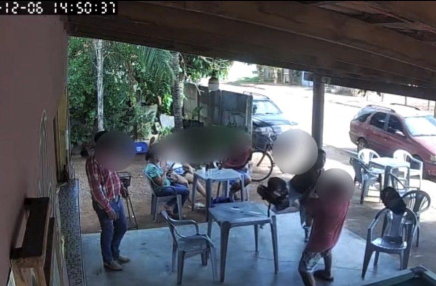 VÍDEO - BRIGA BANAL Mulher mata homem com golpes de capacete na cabeça dentro de bar em MT; assista
