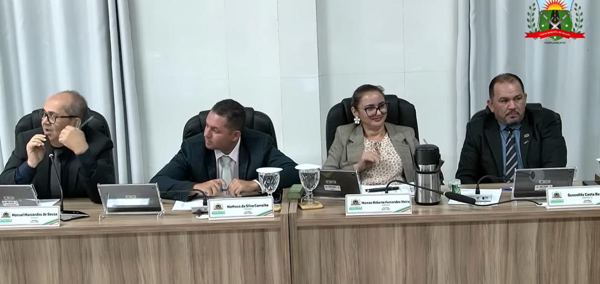VÍDEO - Clima na sessão-  Vereadora faz gesto obsceno durante sessão e viraliza no interior do CE