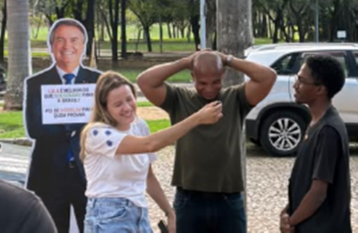 VÍDEO - Minas Gerais - Pré-candidatos do PL e estudantes caem na porrada em batalha na UFMG. Vídeo