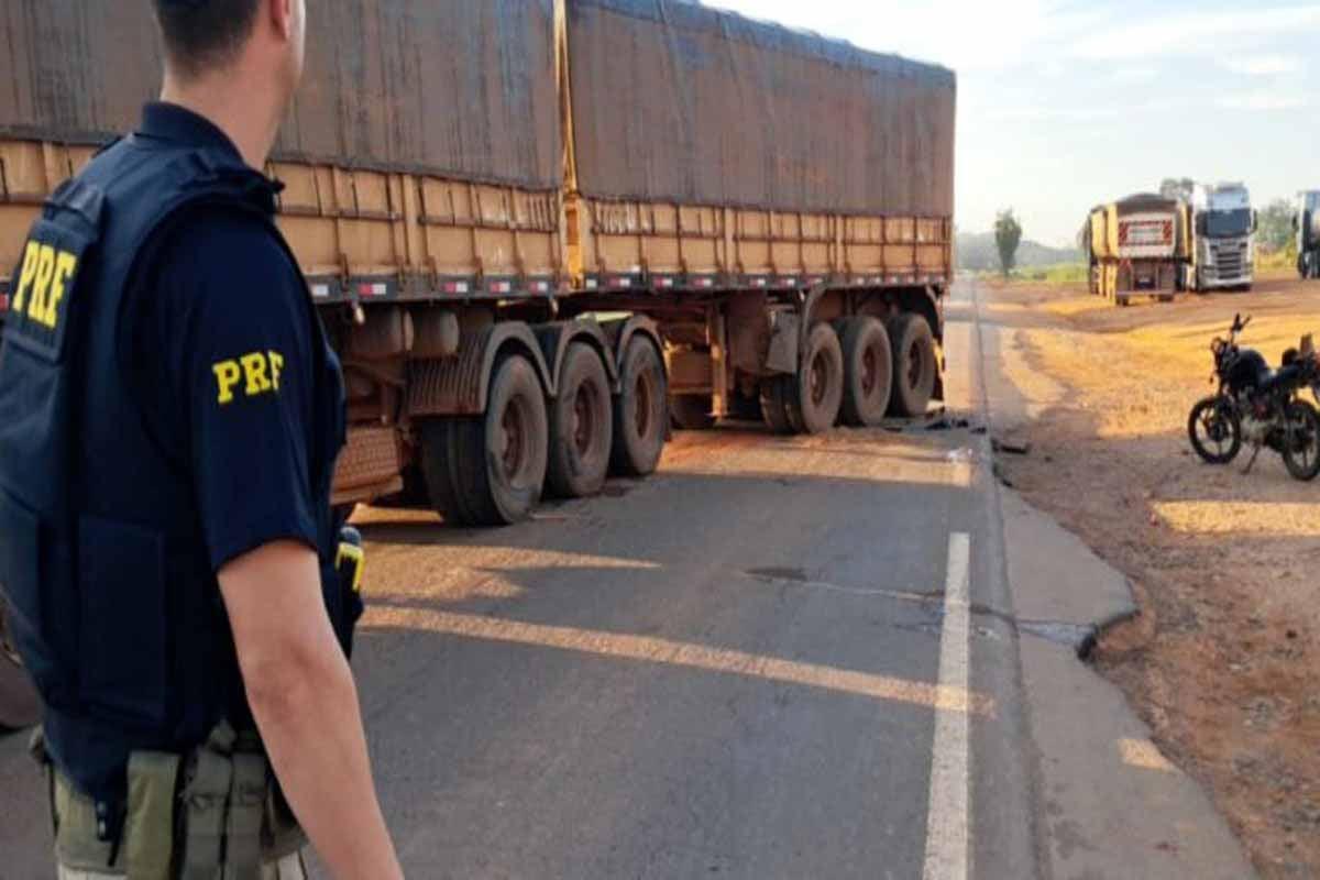 Acidente - Motociclista morre após bater em carreta na BR-364 entre Ariquemes e Jaru