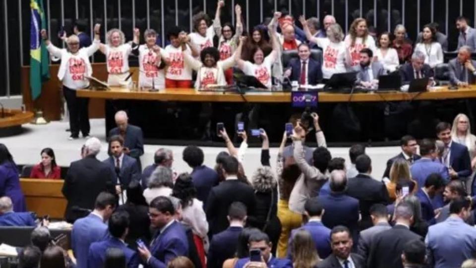 Brasil - Fim da escala 6x1 avança: Câmara aprova PEC que reduz jornada de trabalho e texto segue para o Senado