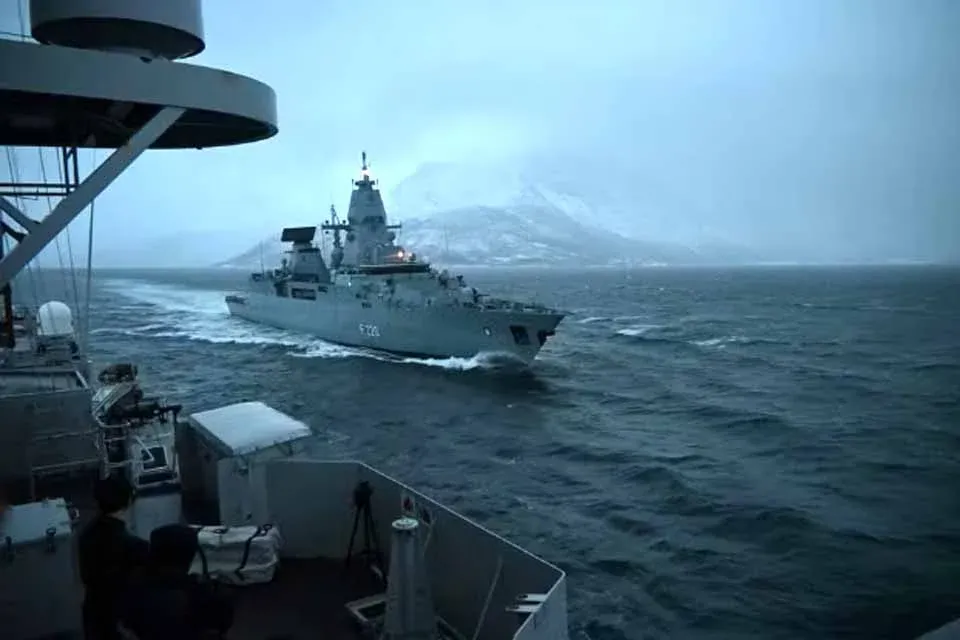 CONFLITO - Irã diz ter impedido navios de guerra americanos de entrar em Ormuz; EUA negam que foram alvo de ataque