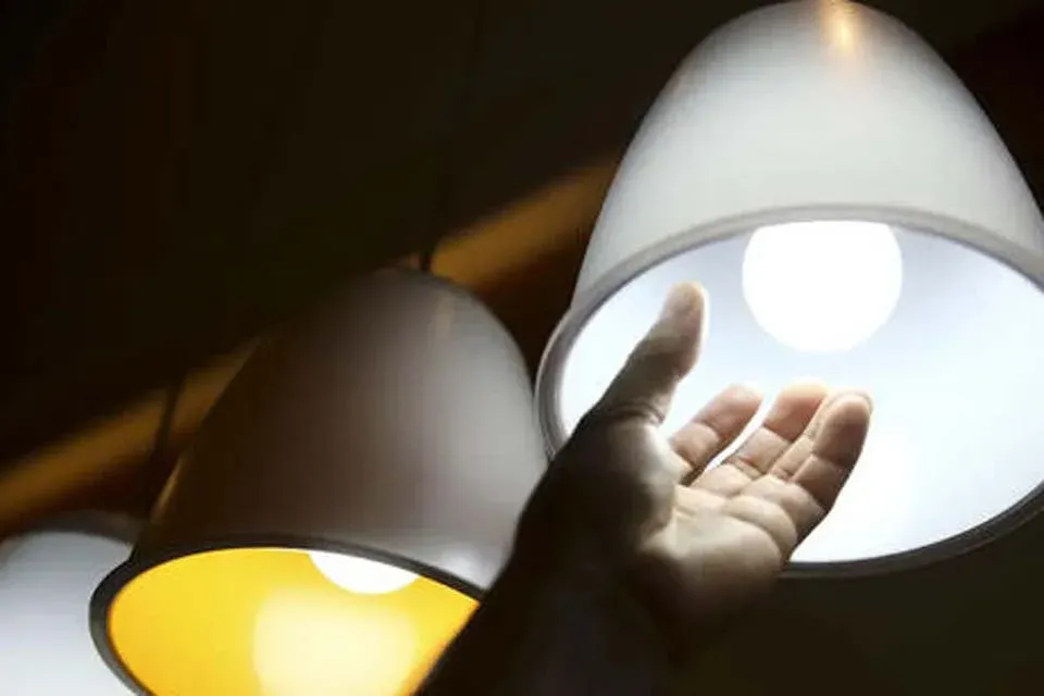 ECONOMIA - Conta de luz continuará com acréscimo da bandeira amarela em junho