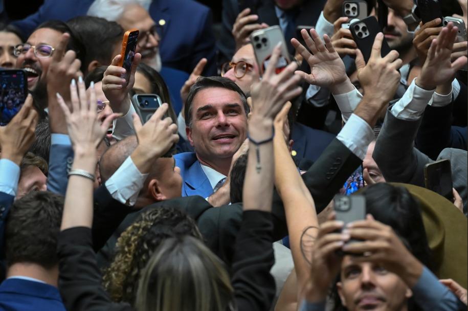 Futura/Apex - Pesquisa nacional confirma Flávio à frente de Lula em 2º turno: 46,9 a 44,4%