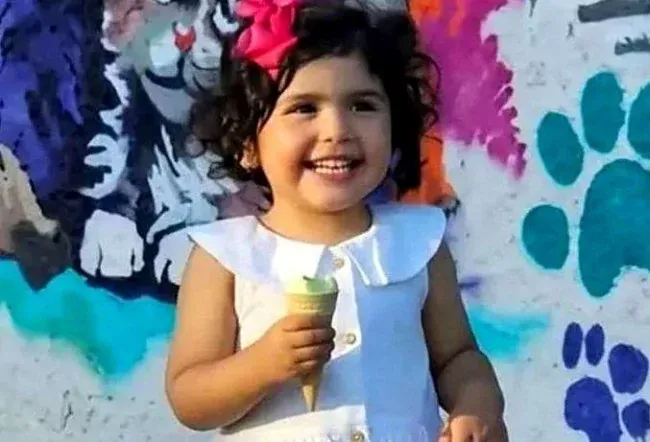 Internacional - Menina de 2 anos cai do 11º andar enquanto pai dormia bêbado com namorada