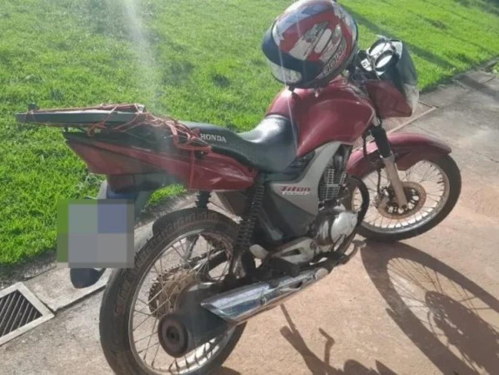 MOTOCICLETA HINDA - Moto furtada é encontrada em bar alvo de denúncias em Rolim de Moura