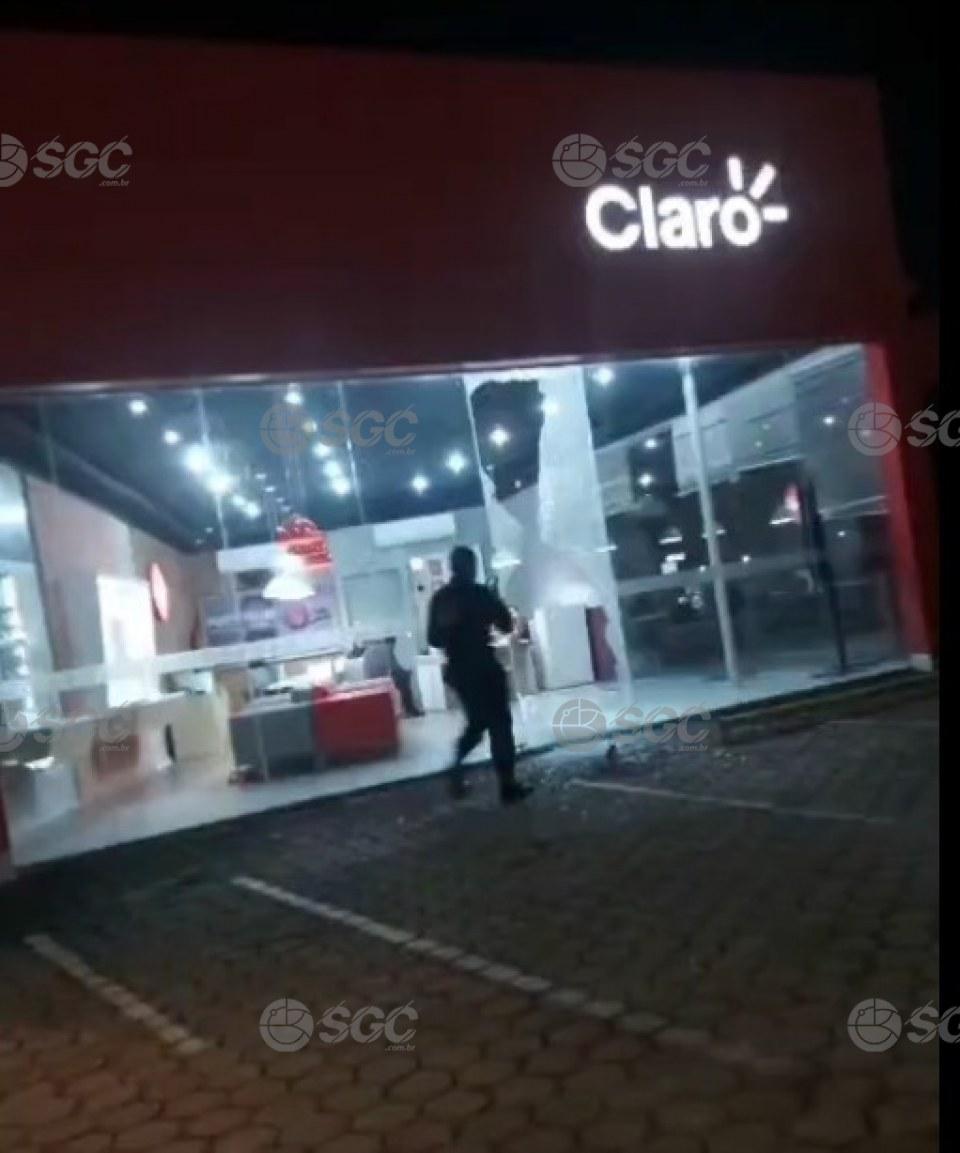 Plantão de Polícia - Criminosos arrombam lojas durante a madrugada e causam prejuízo de cerca de R$ 100 mil em semijoias