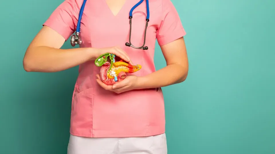 Quais os principais sintomas de uma pancreatite? E como preveni-la?