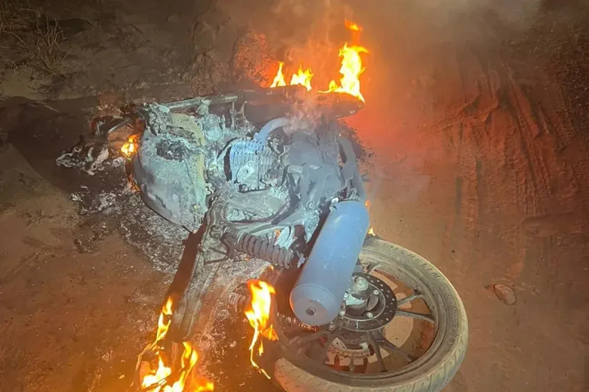 Rolim de Moura - Moto roubada em tentativa de latrocínio é encontrada incendiada na zona rural