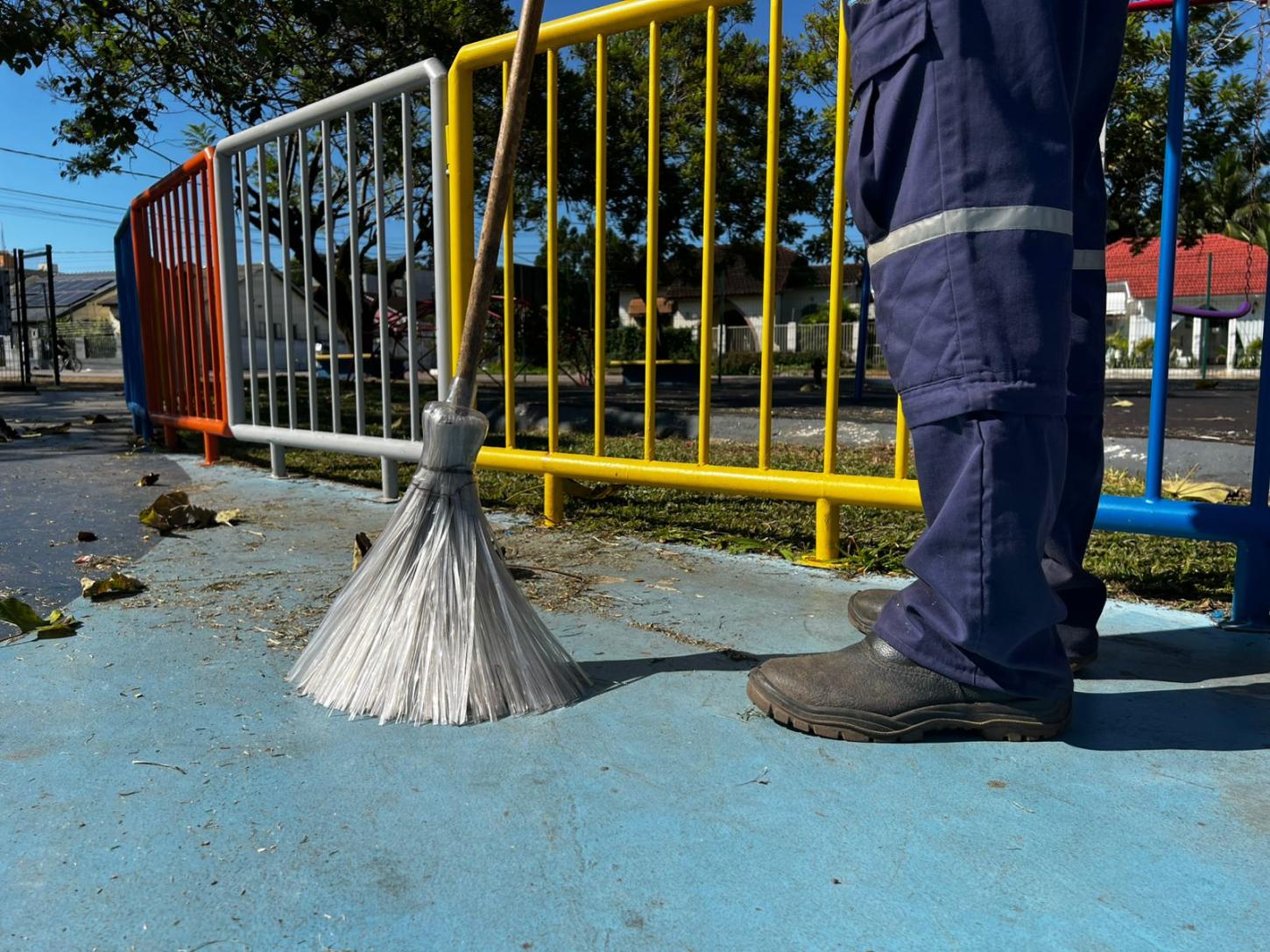 Rondônia -  RESSOCIALIZAÇÃO: Educandos produzem vassouras sustentaveis para limpeza urbana em Porto Velho