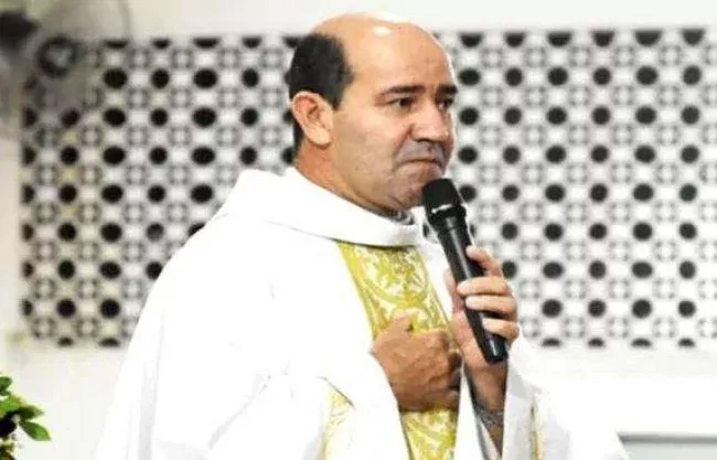 Sociedade - Padre reza missa do Dia das Mães, tem mal súbito em seguida, morre e causa enorme comoção