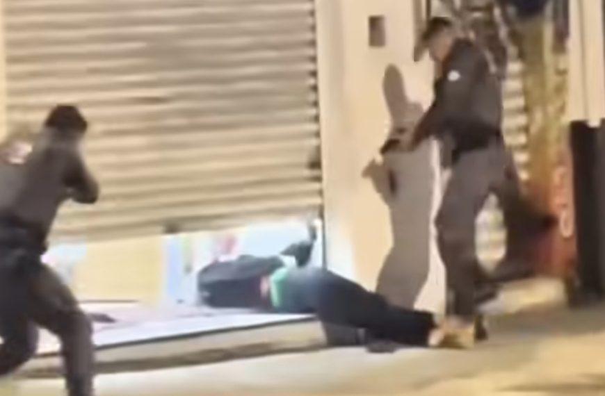 VÍDEO - ABSOLUTE CINEMA Vídeo mostra PMs ‘descendo o ferro’ em menor durante troca de tiros após assalto em farmácia; adolescente morreu