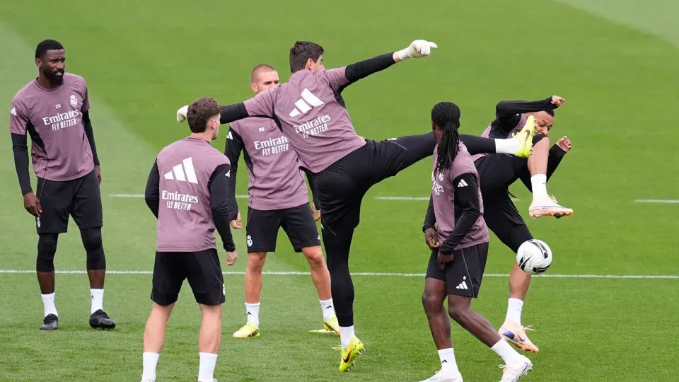 VÍDEO - Courtois dá 'golpe de karatê' em Mbappé em treino do Real Madrid; vídeo