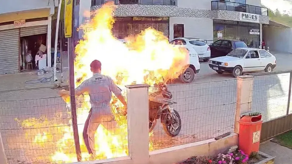 VÍDEO - Mulher morre queimada pelo próprio filho ao atear fogo em moto; vídeo