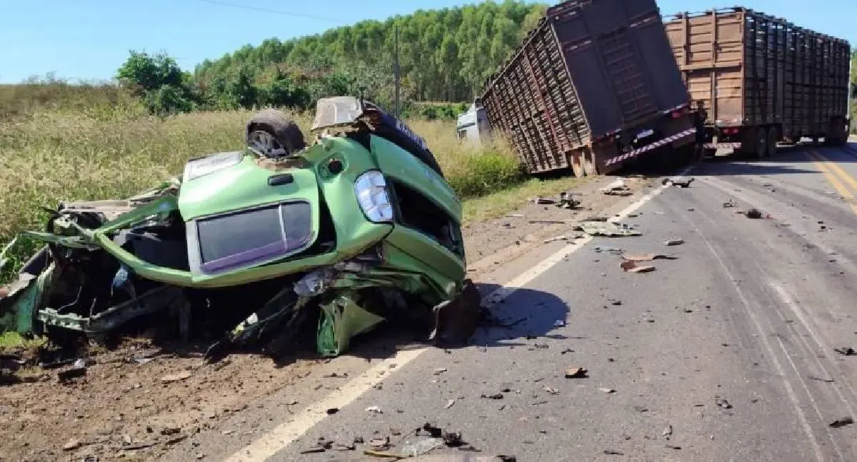 VÍDEO - Polícia - Veja Vídeo: Motorista morre em grave acidente entre carro e carretas na BR-364 próximo a Vilhena