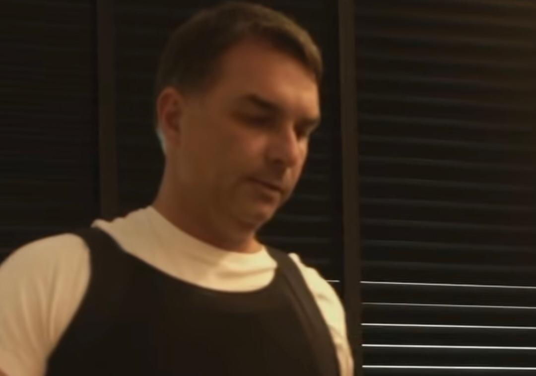 Vídeo - Segurança - Flávio explica por que usa colete à prova de balas: ‘Esse pessoal não tem limites’