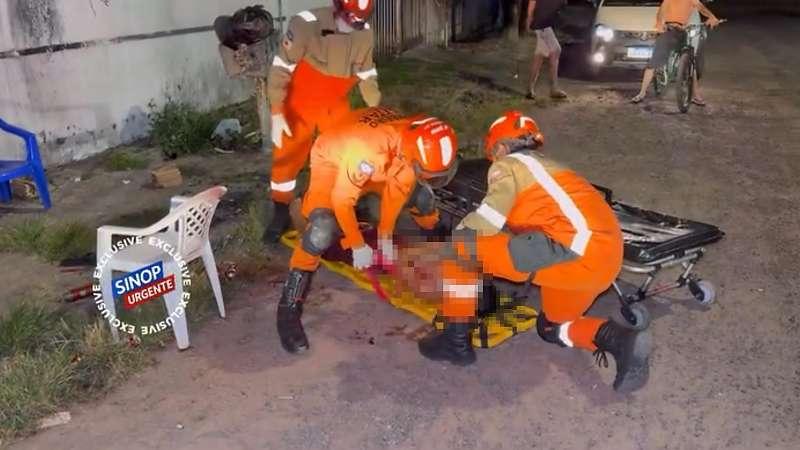 VÍDEO - SOB DOMÍNIO DO PERIGOSO - Homem tenta matar colega a facadas e diz ter ouvido “vozes” antes do ataque em MT; vídeo