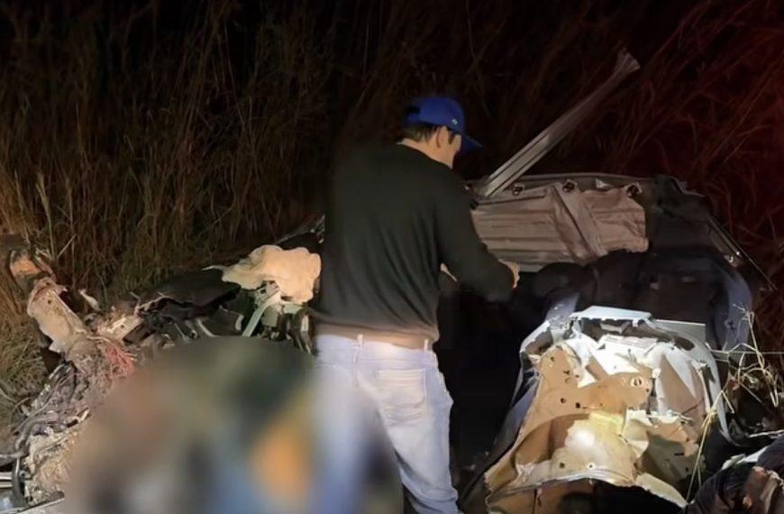VÍDEOS - FAMÍLIA DESTRUÍDA - Casal morre em colisão fortíssima e três filhos menores acabam feridos no Hospital Regional; vídeo forte