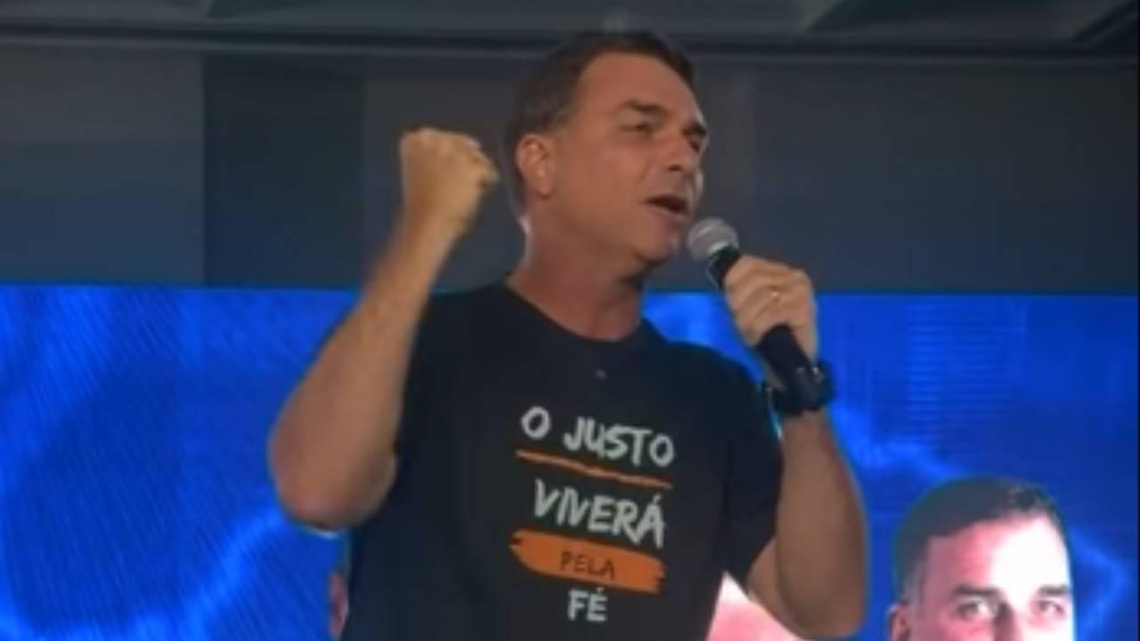 VÍDEOS -  'Sangue de Bolsonaro' - ‘O lado de lá não tem limites de fazer o mal’, diz Flávio
