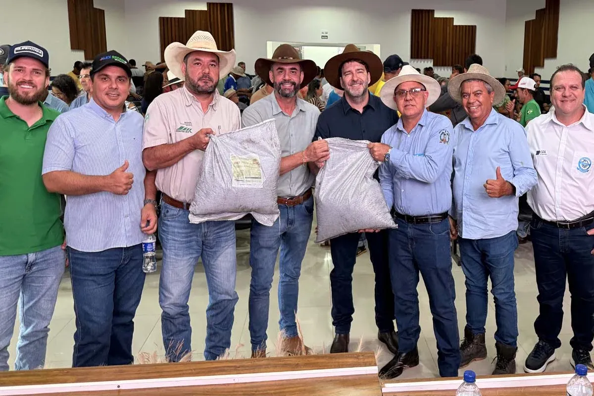 Ação - Alex Redano acompanha entrega de 11 toneladas de condicionadores de solo para produtores rurais de Ariquemes