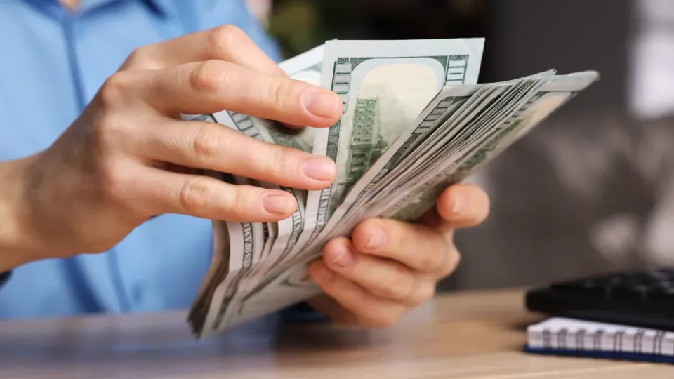 Dólar à vista cai ante real de olho em EUA-Irã