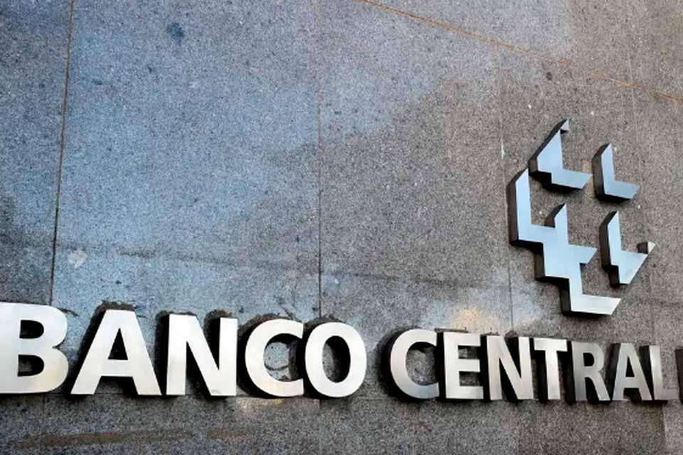 ECONOMIA Mercado financeiro eleva previsão da Selic para 13,75% ao ano