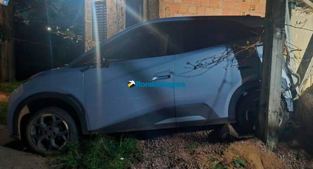 Geral - Motorista bêbada perde controle de BYD e destrói banheiro de casa em Porto Velho