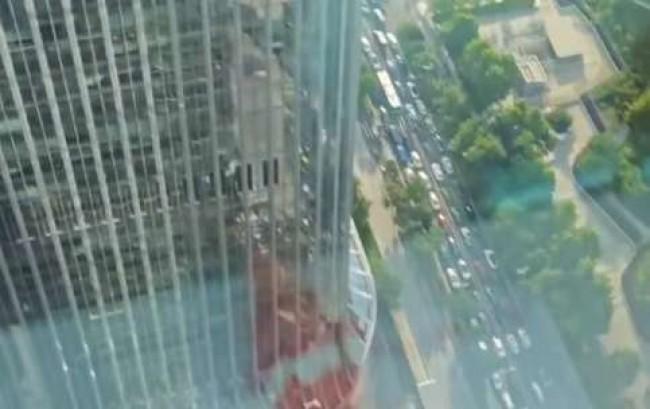 Internacional - Surgem imagens do acidente de avião que atingiu o mais alto prédio de Pequim (veja o vídeo)