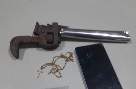 Polícia - Entregador tem moto roubada por criminoso com simulacro, mas PM age rápido