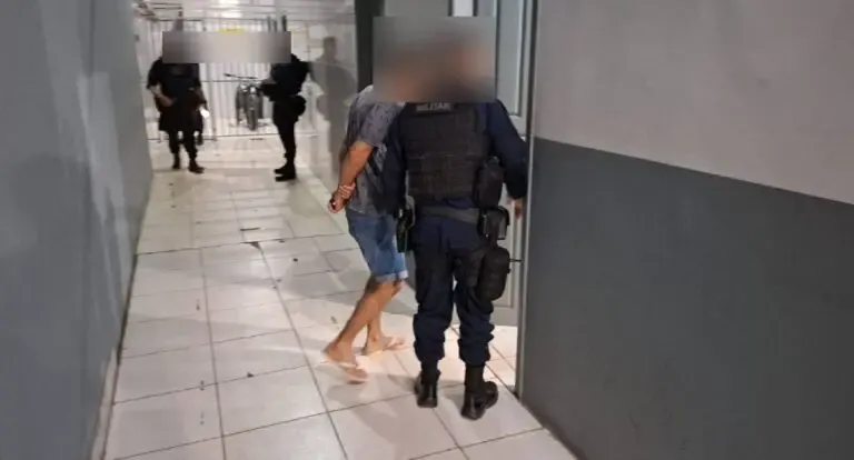 Polícia - Filho agride pai de 74 anos, enfrenta policiais e acaba preso em Porto Velho