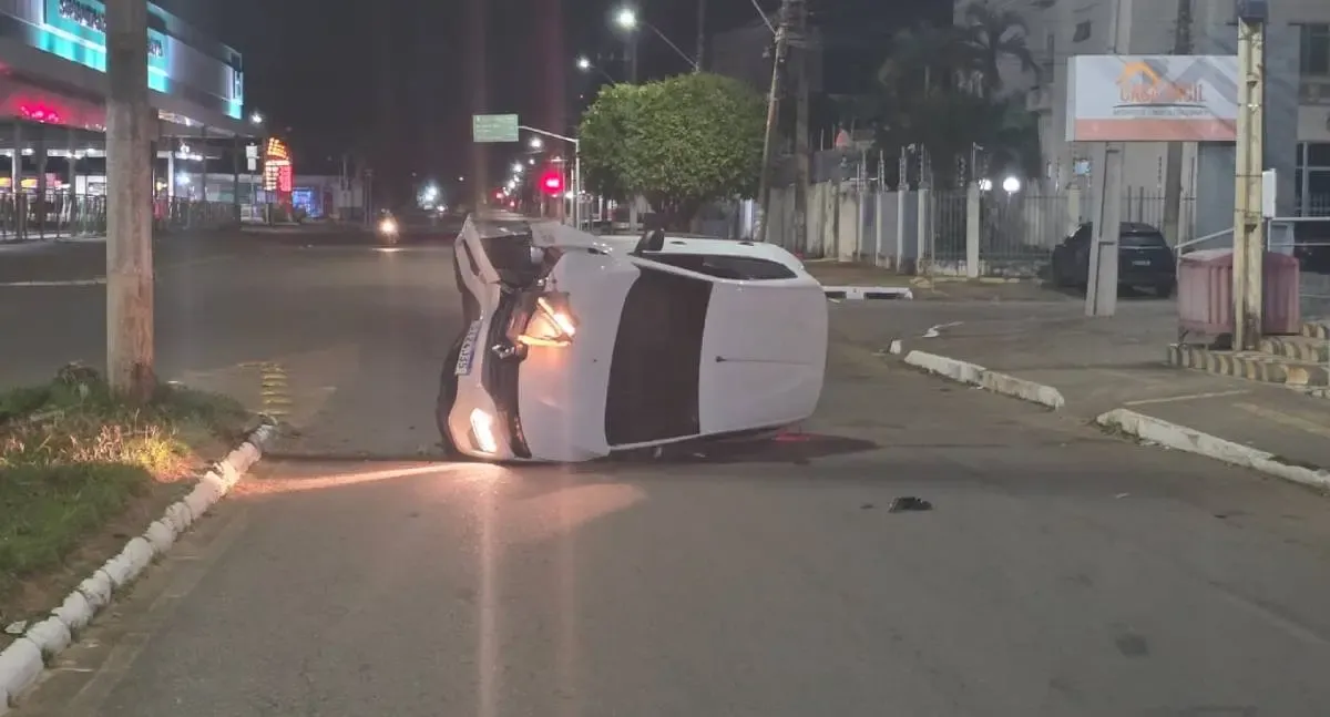 Polícia - Motorista de aplicativo capota veículo na Avenida Rio de Janeiro
