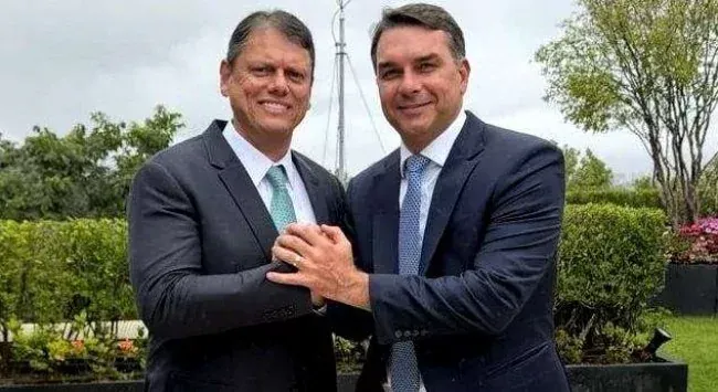 Política - “Milícia digital” torra valores milionários para atacar Flávio e Tarcísio. De onde vem o dinheiro?