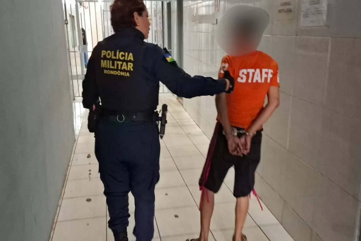 Porto Velho - PM prende mulher com facão após ameaças a estudantes em frente de escola