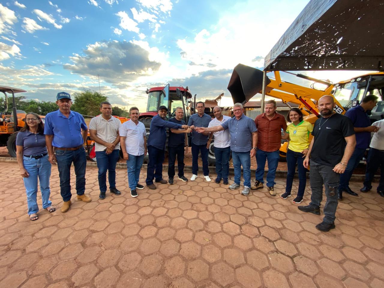 Prefeito Aldo Júlio recebe deputado federal Lúcio Mosquini e entrega novos equipamentos para fortalecer a agricultura de Rolim de Moura