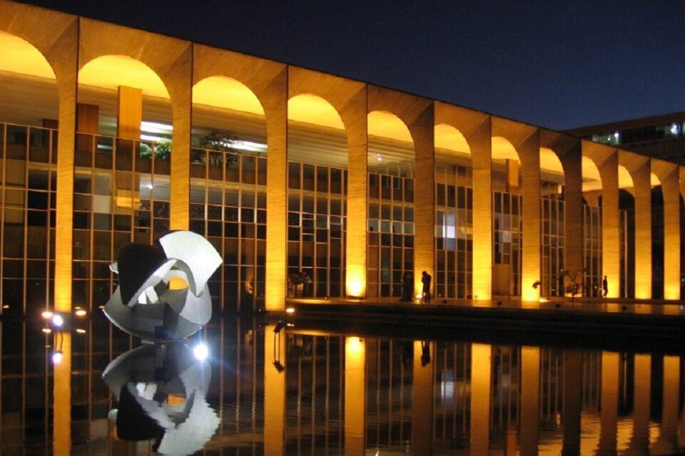 Subiu no palanque - Itamaraty troca diplomacia por lacração nas redes