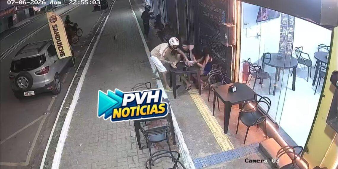 VÍDEO: Bandidos fazem assalto e roubam casal que aguardava lannche na capital