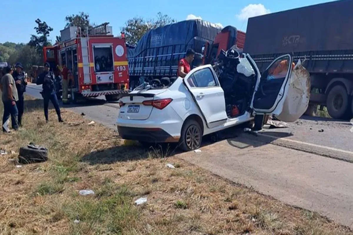 Acidente - Colisão entre carro e carreta deixa um morto e três gravemente feridos na BR-364